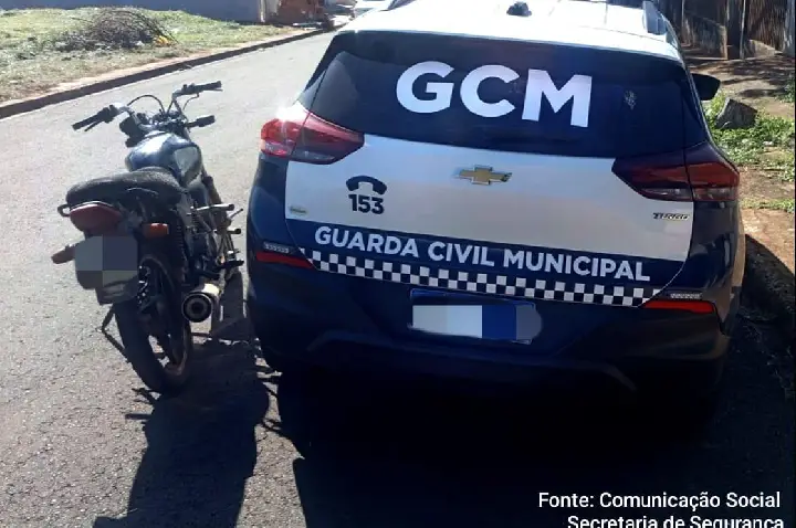 Guarda Civil de Maringá Prende Homem com Moto Furtada e Drogas Após Denúncia de Cárcere Privado