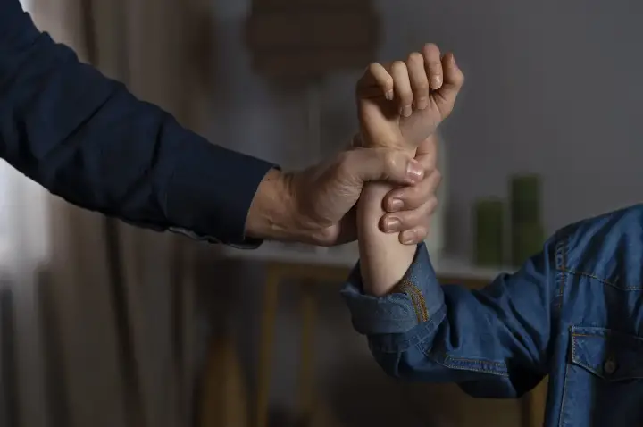 Lesão Corporal – Violência Doméstica e Familiar: Homem é Preso Após Ameaçar Matar Família e Agredir Mulher e Filho de 1 Ano