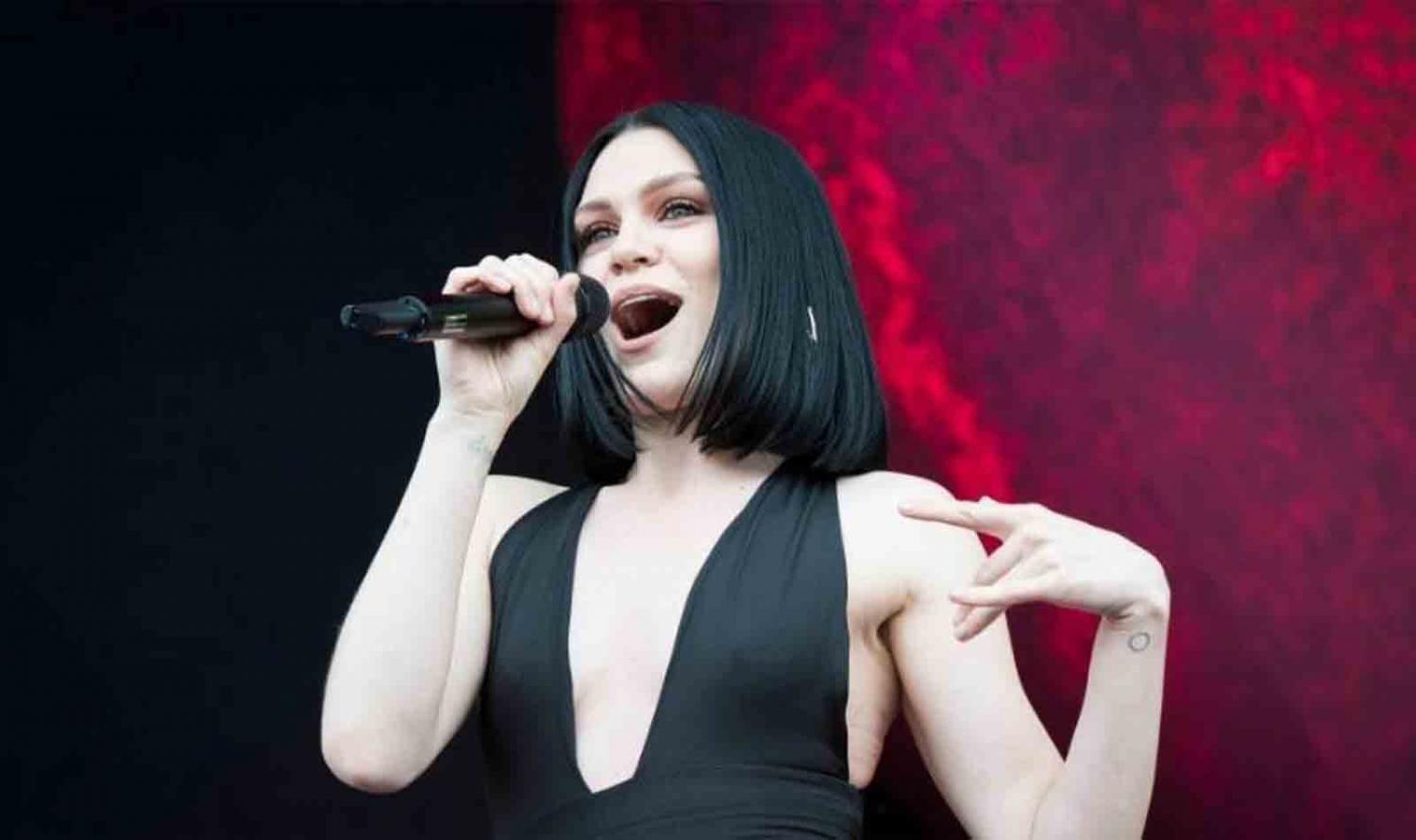Jessie J acorda sem audição e descobre Síndrome de Ménière
