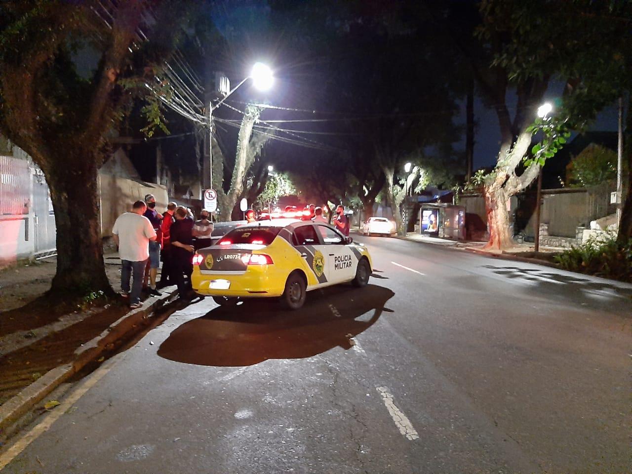 Motorista de aplicativo reage a assalto e acaba ferido em Curitiba