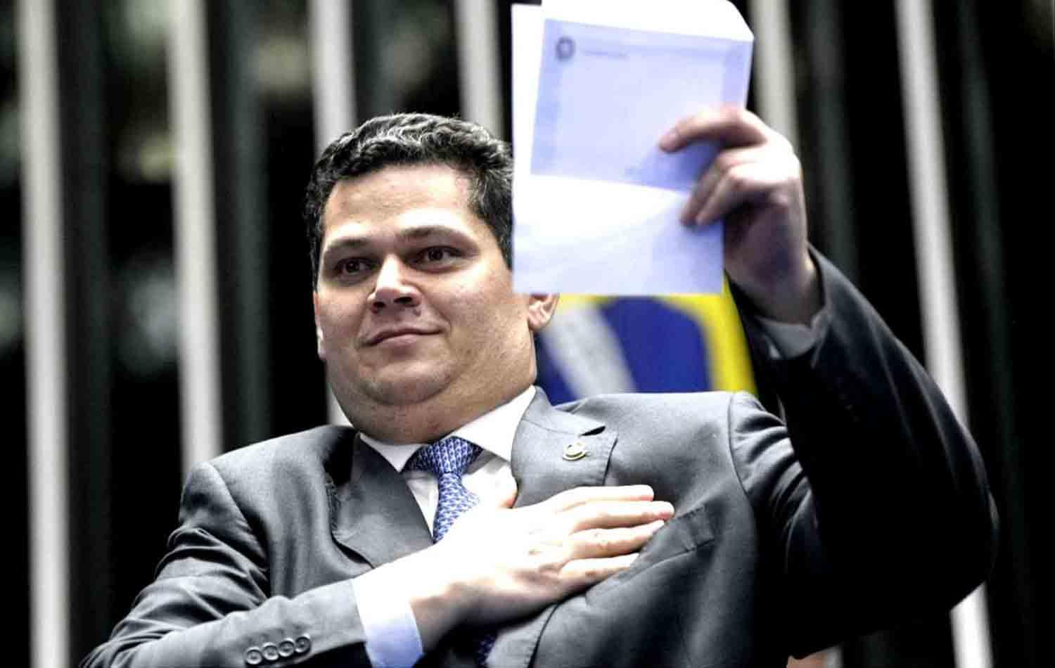 Presente de Natal de Alcolumbre para os ministros do STF