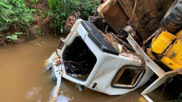 Homem fica preso às ferragens ao tombar caminhão na rodovia PR 364
