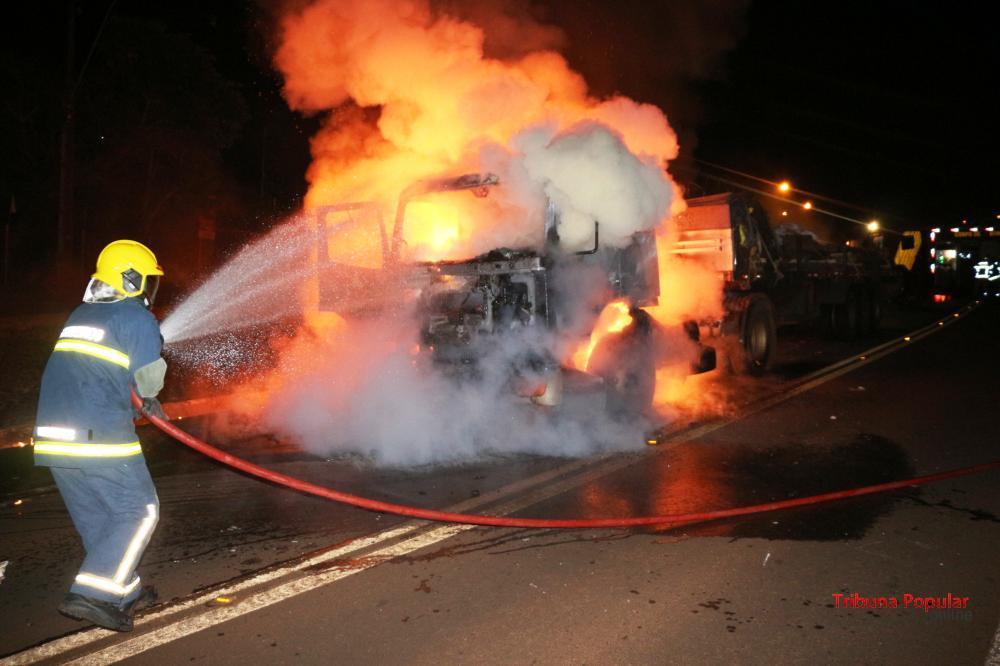 Motociclista morre carbonizado em acidente com carreta em Foz do Iguaçu