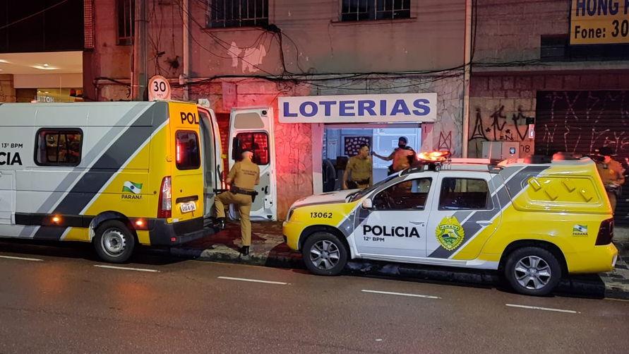 Polícia flagra suspeito estuprando funcionária de lotérica após assalto