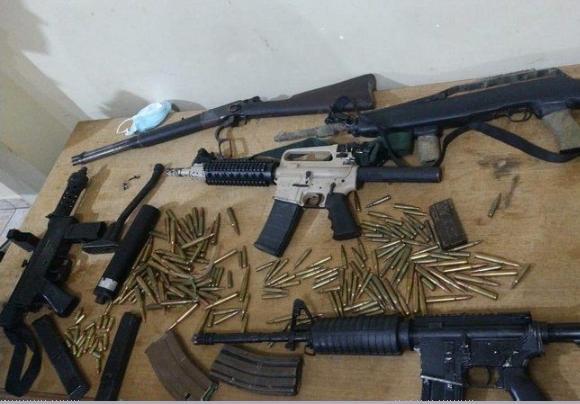 Policia Militar apreende armas longas e 1kg de cocaína