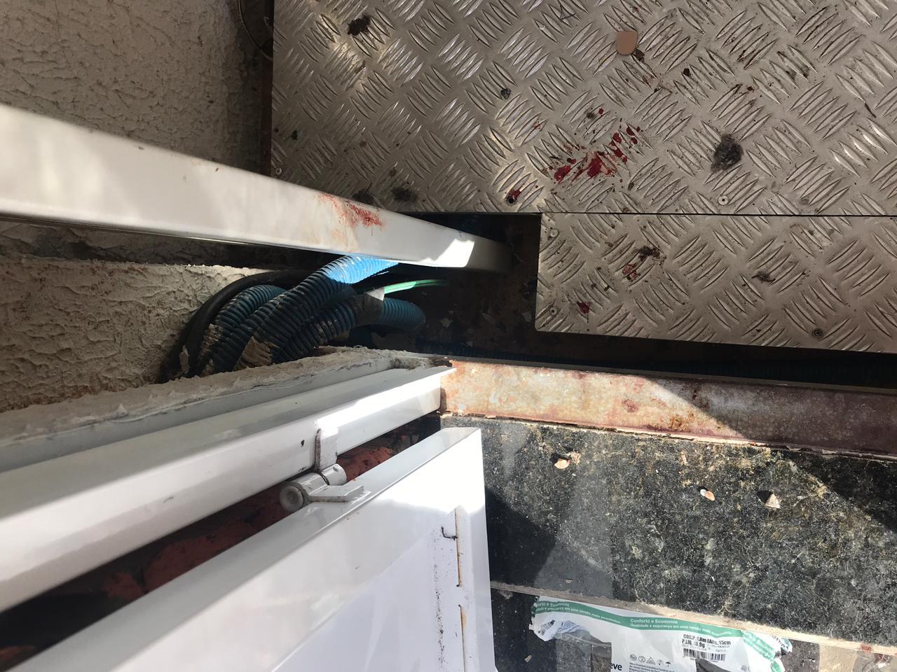 Quatro pessoas ficam feridas após elevador despencar por excesso de peso em Curitiba