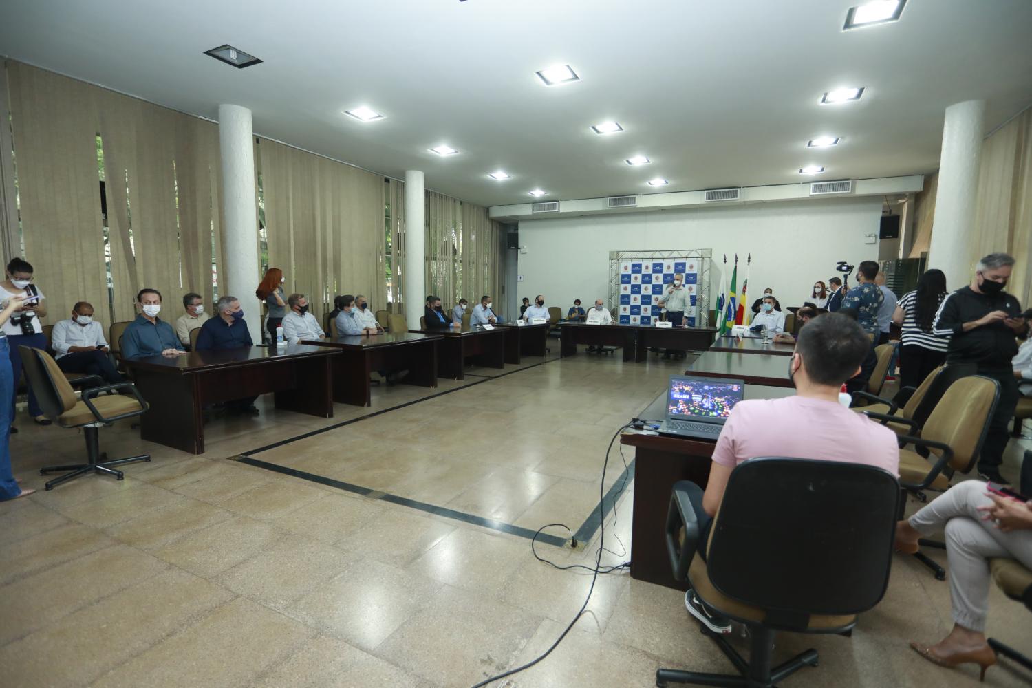 Ulisses Maia debate projetos de Maringá com deputados