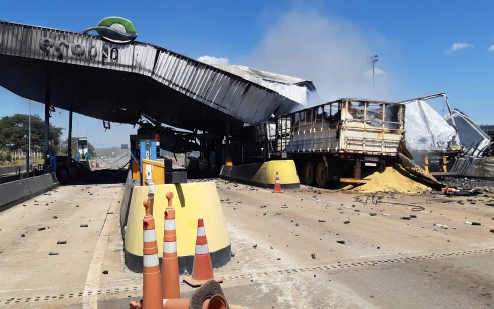 Acidente deixa três adultos e uma criança mortos, incendeia praça de pedágio na BR-050, em Campo Alegre de Go