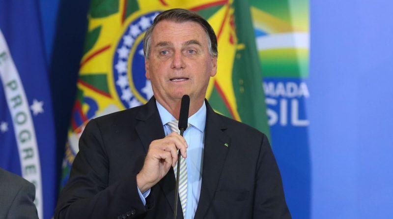 Bolsonaro zera PIS e Cofins do diesel e do gás de cozinha