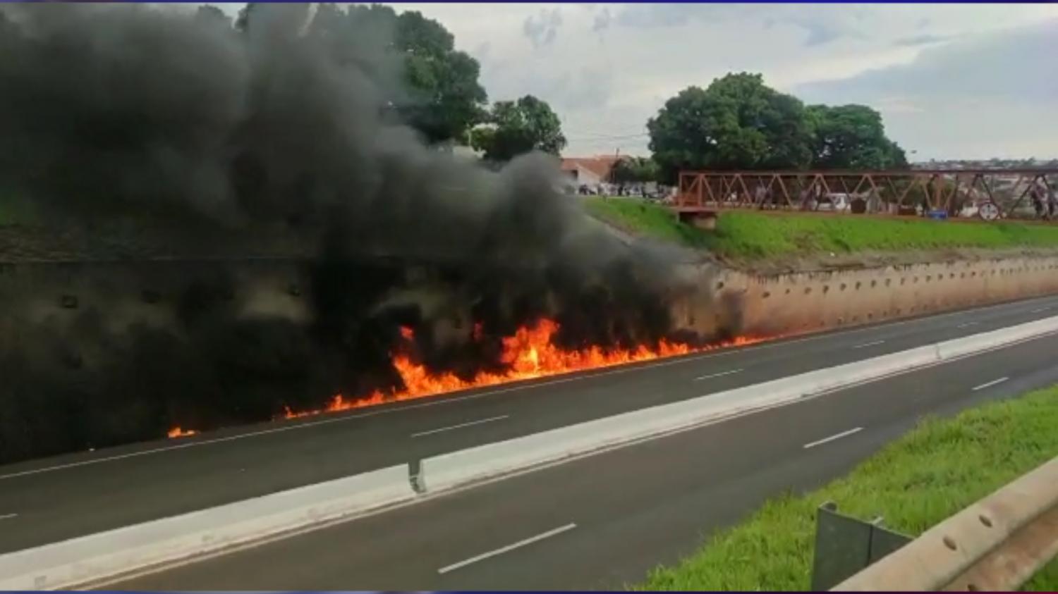 Carreta pega fogo no contorno norte em Maringá nesta Sexta feira (26)