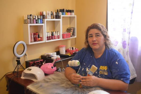 Dia da Mulher: Curitibana trabalha na construção civil e é manicure, 'Posso ser o que eu quiser'
