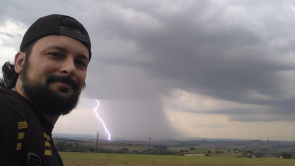 Em Marialva fotógrafo é surpreendido com raio atrás dele durante selfie