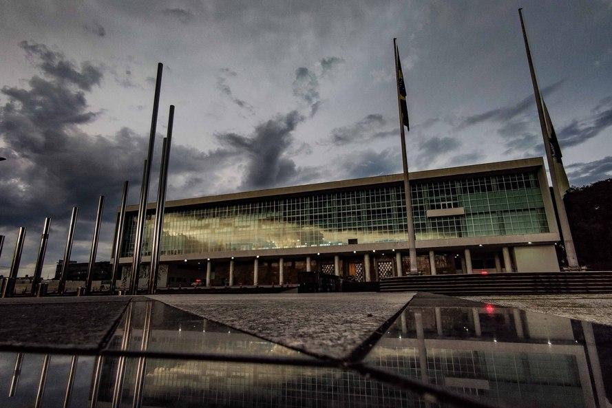 Governador Ratinho Junior decreta luto oficial de três dias em respeito aos 15 mil mortos pela Covid-19