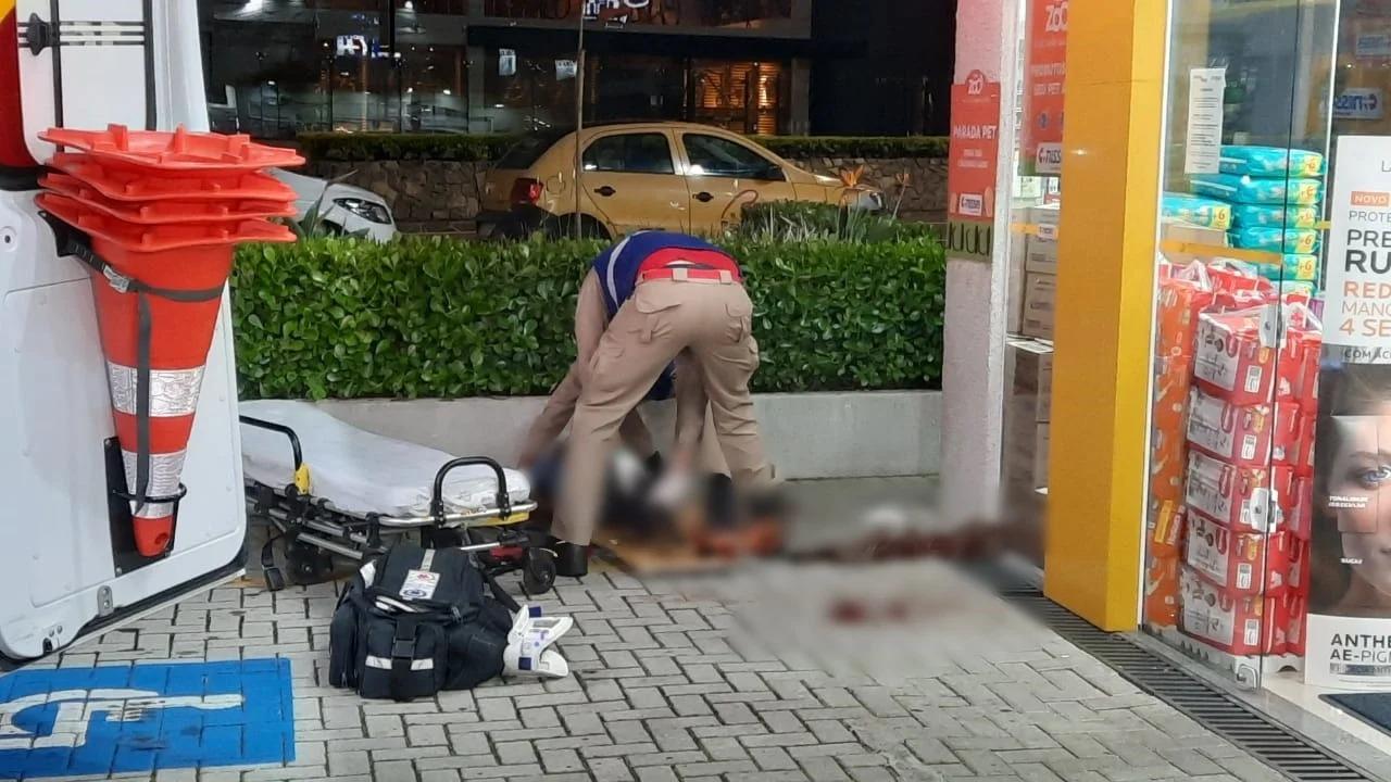 Homem é esfaqueado em Curitiba e pede ajuda em uma farmácia.