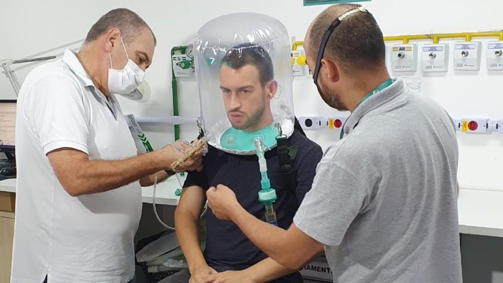 Hospitais testam capacete respiratório como opção no tratamento da Covid-19