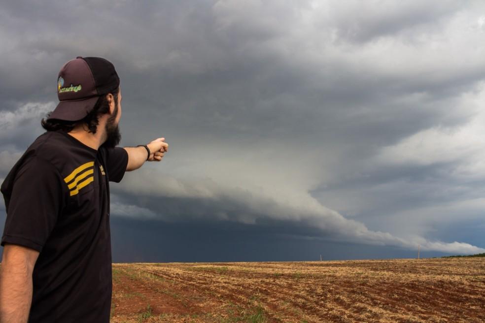 Fot&oacute;grafo se formou como t&eacute;cnico em meteorologia ap&oacute;s se apaixonar por tempestades &mdash; Foto: Ac&aacute;cio Cordioli