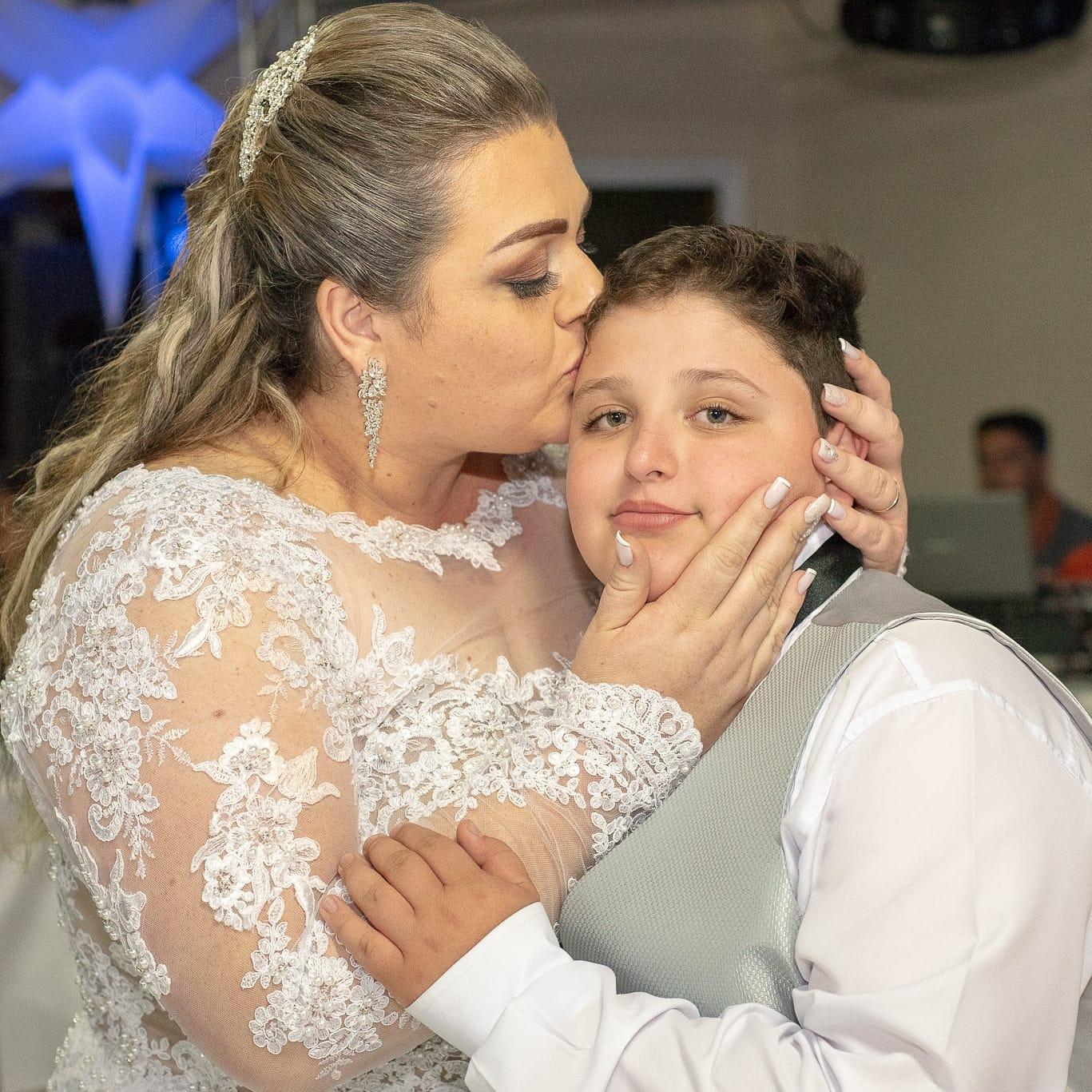 Menino de 13 anos e mãe morrem de covid-19 em hospital de Curitiba