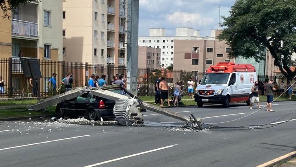 Poste cai em cima de carro em Curitiba e motorista sai sem nenhum ferimento