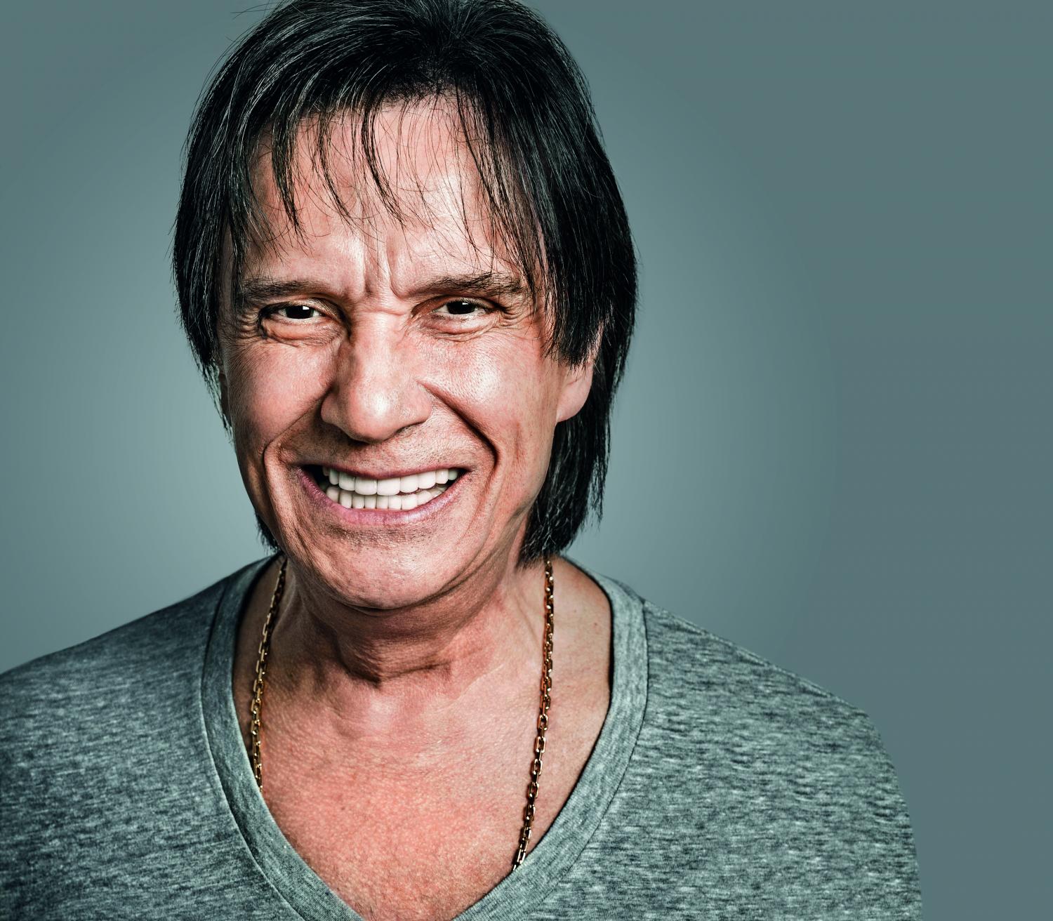 Rei Roberto Carlos recebeu a primeira dose da vacina contra a covid-19