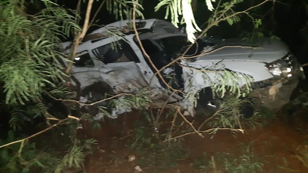 Três adultos e uma criança ficam gravemente feridos em acidente entre dois carros na BR-373