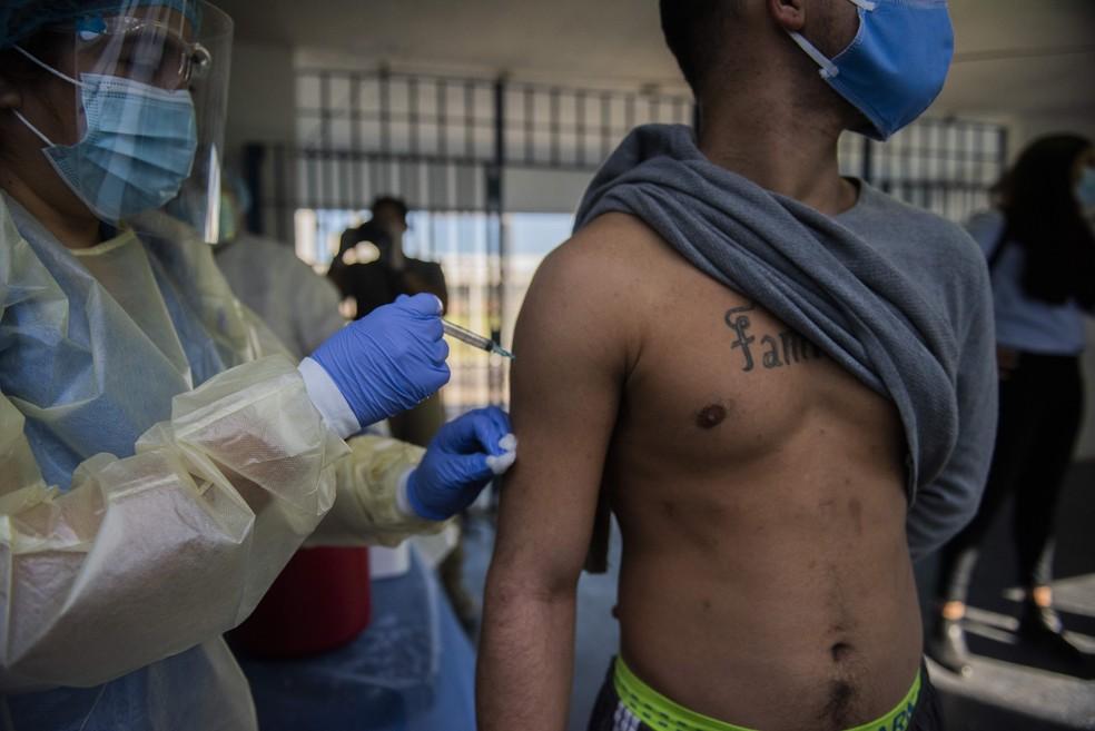 Uruguai e Argentina passam o Brasil em ranking proporcional de vacinação contra a Covid-19