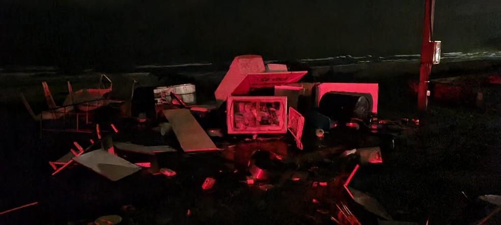 Vendaval deixa estragos e alagamentos em Matinhos