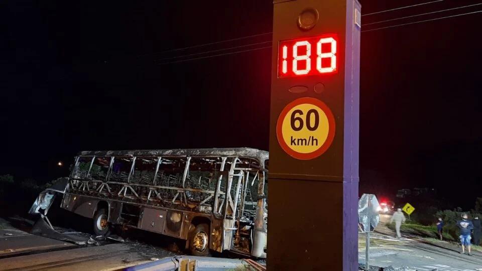 Acidente entre ônibus, carro e caminhão provoca explosão e morte de taxista em Campo Largo