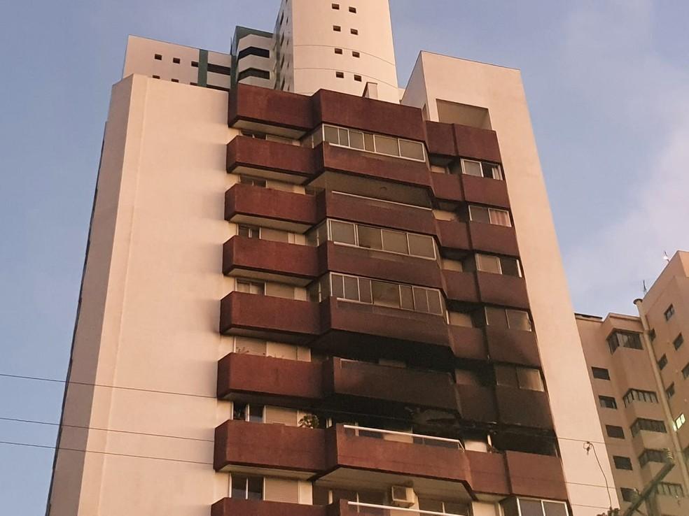 Apartamento pega fogo em Curitiba na madrugada desta sexta-feira (9)