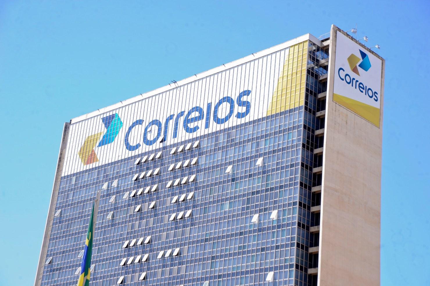 Bolsonaro assina decreto que inclui Correios em programa de privatizações
