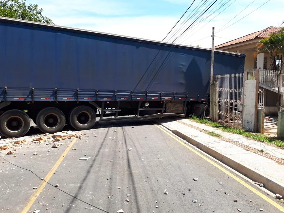 Caminhão derruba muro, atravessa a rua e invade casa em Ponta Grossa