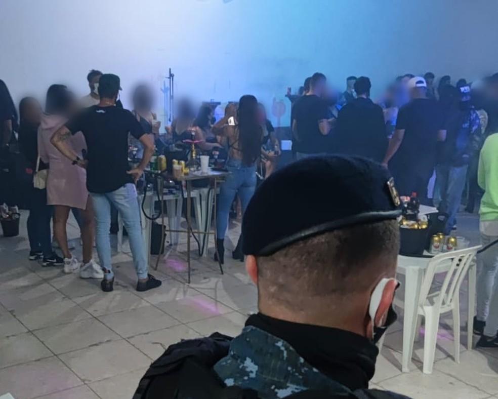 Guarda Municipal fecha festa com aglomeração de cerca de 200 pessoas, em Curitiba