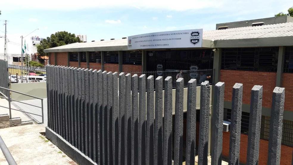 Homem é preso após agredir criança de 4 anos e deixá-la em pé o dia todo como forma de castigo