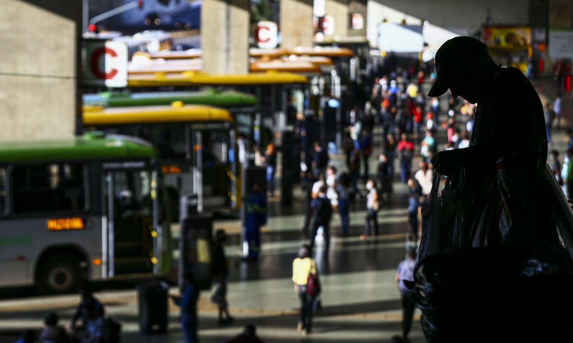 IBGE estima que desemprego no Brasil atinja 14,4 milhões de pessoas