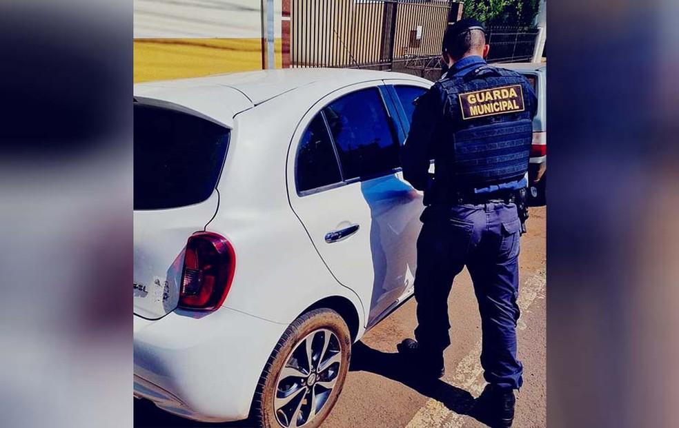 Sarandi: Mulher ganha carro roubado de presente do marido, é abordada e os dois acabam presos