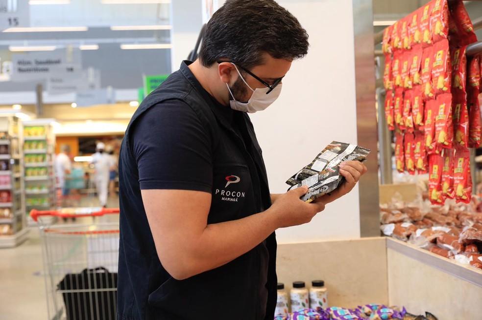 Supermercado em Maringá é multado em mais de R$ 240 mil por expor produtos sem preço, validade e embalagens violadas