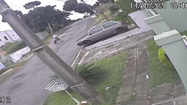 Em Curitiba, homem invade casa, leva 'mata-leão' do morador e morre