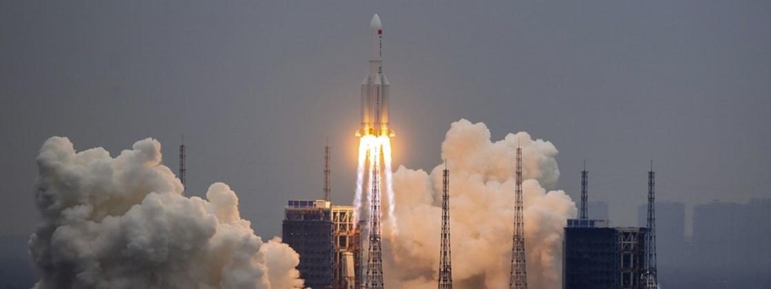 Foguete chinês tem retorno descontrolado de volta à Terra, e pode cair em área habitada do planeta