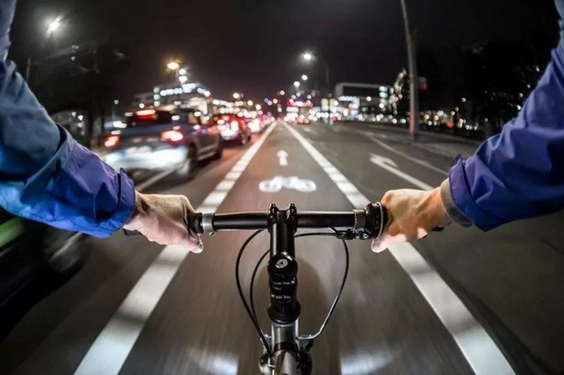 Homem se disfarça de ciclista para urinar e ejacular em mulheres em São José dos Pinhais