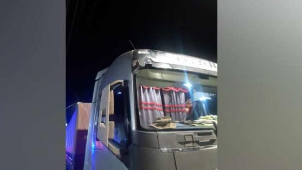 Jovem morre ao cair de passarela e ser atropelada por caminhão, em Ponta Grossa