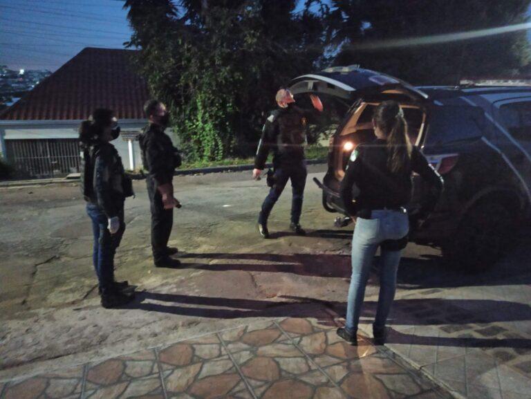 Mãe que vendia fotos eróticas da filha de 11 anos na internet, é presa em São José dos Pinhais