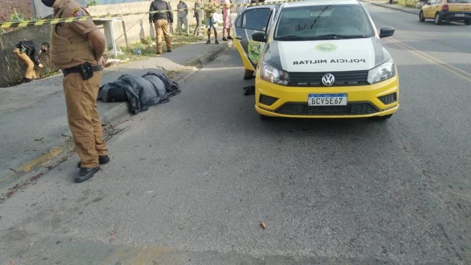 Rapaz é executado com tiros nas costas ao passear com namorada em Almirante Tamandaré