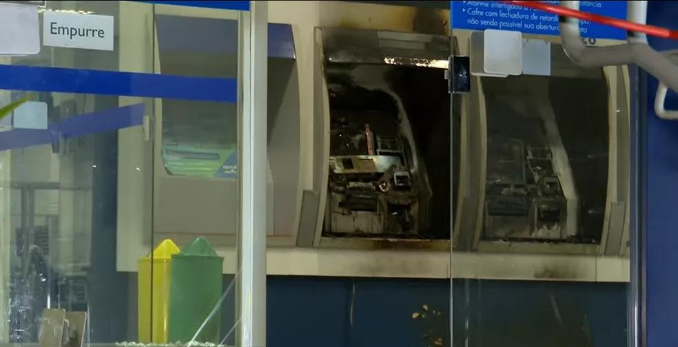 Agência bancária é invadida em Londrina e tem caixa eletrônico incendiado