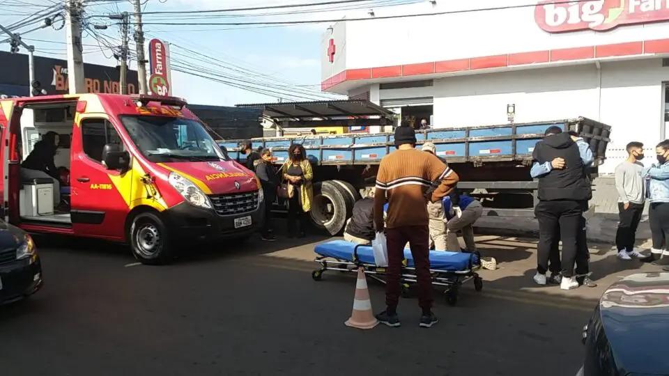 Amigas são atropeladas por caminhão em São José dos Pinhais e ficam gravemente feridas