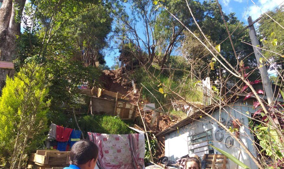 Deslizamento de terra em Almirante Tamandaré derruba casa com três moradores
