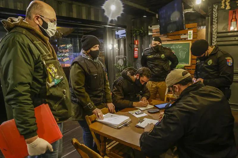 Fiscalização acaba com festa de aniversário em bar em Curitiba e multa convidados em R$ 5 mil