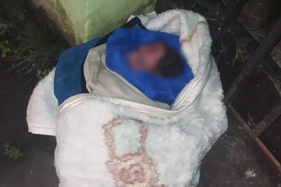 Homem encontra menina recém-nascida no portão de casa em Curitiba