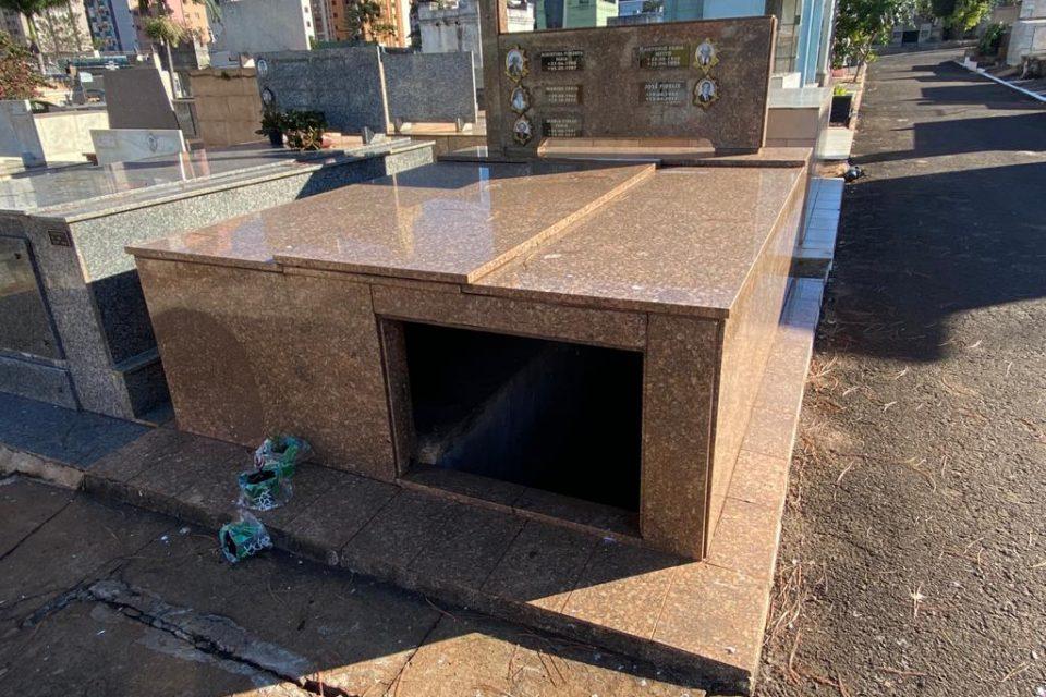 Ladrões estão furtando janelas de túmulos em cemitérios de Londrina