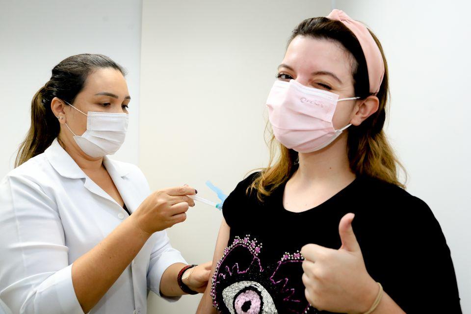 Maringá vacina 35% da população, percentual maior que o do Paraná e do Brasil