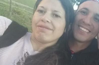 Mulher é encontrada morta a facadas segurando rosas, aliança e com frase cruel escrita na testa, em Contenda