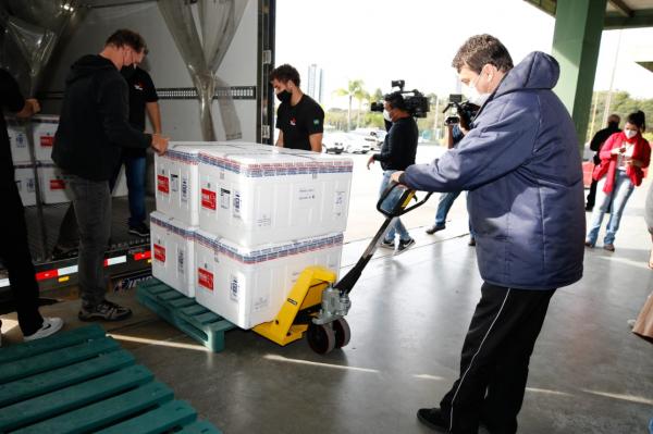 Paraná recebe 439 mil doses de vacina contra Covid e espera imunizar 80% da população até 31 de agosto